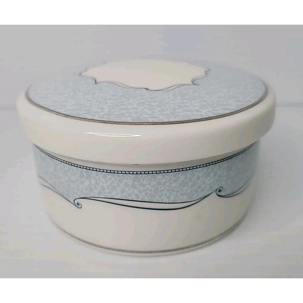 Wedgwood Venice‎ Round Trinket Box Blue White Silver Trim Bone China Nice!